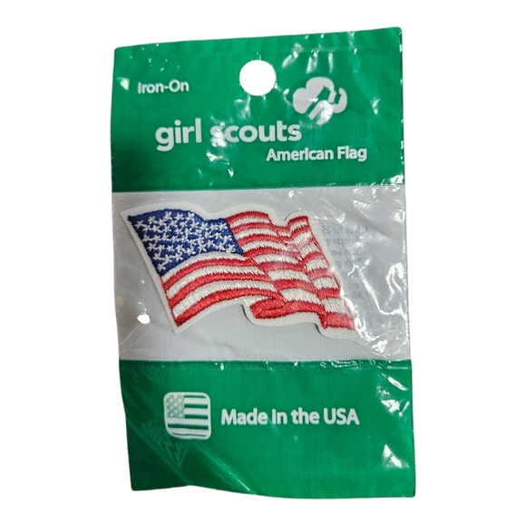 NEW GIRL SCOUT WAVY AMERICAN FLAG BADGE IRON ON PATCH ITEM# 14302 MADE IN USA - Picture 1 of 2